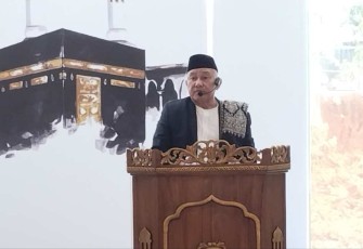 DR. K.H. Mohammad Idris, Lc., MA., saat memberikan khutbah Idul Fitri 1446 H di Masjid Agung Asy Syahid Jatijajar Kota Depok, Senin (31/3)