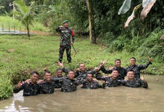 Dansatgas Yonzipur 5/ABW Letkol Czi Shobirin Setio Utomo bersama prajuritnya tradisi kenaikan pangkat di perbatasan, Kamis (3/4)