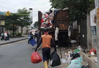 DLHK Kota Depok saat angkut sampah di wilayah 
