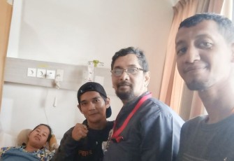 Ketua JPKPN DPC Kota Depok, Muhamad Antonius SH (tengah) saat mengunjungi istri pengurus yang dirawat 