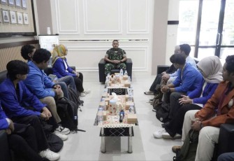 Dandim 0803/Madiun Letkol Kav Widhi Bayu Sudibyo bersama BEM se-Madiun