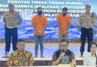 Kasubdit Gakkum Korps Polairud Baharkam Polri Kombes Donny Charles Go saat memberikan keterangan pers 