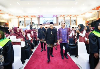 Mensos Saifullah Yusuf memberikan graduasi di Universitas Brawijaya Malang, Jum'at (2/5)