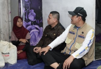 Mensos Saifullah Yusuf bersama Walikota Makassar Munafri Arifuddin mengunjungi rumah Naila di Jalan Pandang 4, Kecamatan Panakkukang, Kota Makassar, Kamis (8/5)