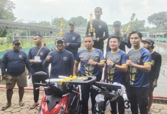 Asintel Divif 2 Kostrad Kolonel Inf Setyo Budiyono foto bersama dengan pemenang lomba, Sabtu (10/5)