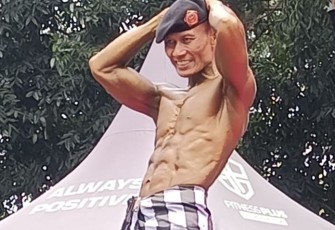 Purnomosidi saat unjuk otot di Kejuaraan Body Contest Pangdivif 2 Kostrad Cup 2025 di Malang, Sabtu (10/5)