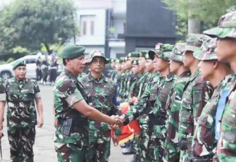Pangkostrad Letjen TNI Mohammad Fadjar menyalami prajuritnya di Yonif 321 Kostrad, Majalengka, Kamis (22/5)
