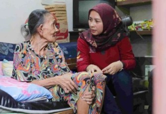 Kemensos saat mengunjungi lansia