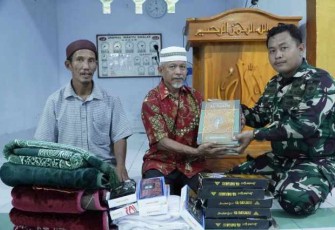 Penyerahan perlengkapan ibadah di lokasi TMMD Kodim Palopo 