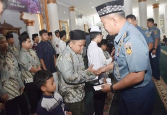 Santunan anak yatim piatu dan dhuafa di Dislitbangal, Jakarta, Kamis (10/7)