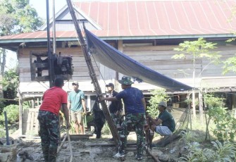 Pembuatan sumur bor TMMD Kodim Enrekang di desa Pekalobean 