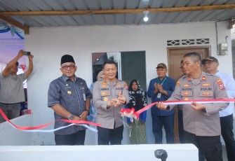 Peresmian satu unit rumah hasil program bedah rumah untuk warga tidak mampu di Gang Senggol, RT 3/RW 2, Kelurahan Kampung Bugis, Kecamatan Tanjungpinang Kota, Kamis (26/6/2025).