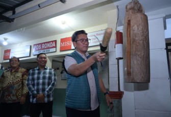 Inspektur Wilayah III Inspektorat Jenderal Kemendagri, Andi Muhammad Yusuf, mengecek kesiapan poskamling di Karanganyar, Jumat (12/9/2025) malam.
