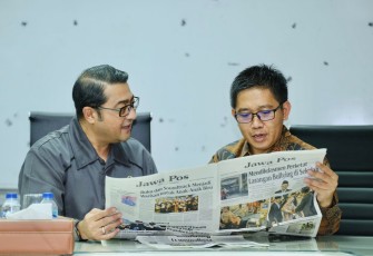Menteri Ekraf Teuku Riefky Harsya saat melakukan audiensi dengan Pimpinan Redaksi Koran Jawa Pos, Eko Priyono dan jajarannya di Gedung Pers Graha Pena, Jakarta, Rabu, 12 November 2025.
