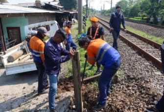 KAI Daop 1 Jakarta saat Tutup Perlintasan Sebidang Liar di KM 48 +900 Cilebut-Bogor