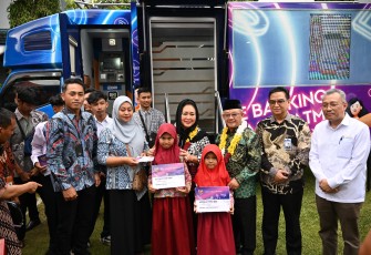 Mendikdasmen Abdul Mu’ti, menyerahkan bantuan PIP kepada peserta didik lintas jenjang, mulai dari SD hingga SMK.