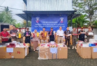 KPPBC TMP C Kuala Tanjung bersama KPPBC TMP C Pematangsiantar dan KPPBC TMP C Sibolga memusnahkan Barang yang Menjadi Milik Negara (BMMN) hasil penindakan kepabeanan dan cukai, Jumat (19/12/2025).