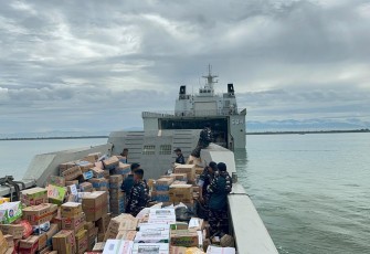KRI Semarang-594 saat Debarkasi Bantuan Kemanusiaan di Meulaboh