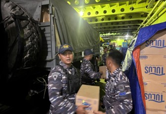 KRI Teluk Banten-516 saat Debarkasi Bantuan Kemanusiaan di Belawan