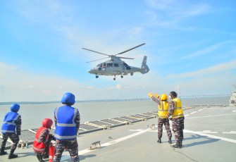 KRI WSH-991 saat tengah sandar di dermaga Ujung, Surabaya. Jum'at (18/7).