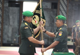 KSAD Jenderal TNI Maruli Simanjuntak saat menyerahkan Pataka kepada Mayjen TNI Mirza Agus selaku Pangdam XIIIMerdeka pada kegiatan serahterima Jabatan Pangdam XIII/Merdeka