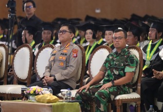 Kabidhumas Polda Kalteng saat Hadiri Wisuda Mahasiswa UPR