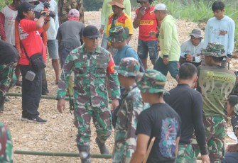 Dansatgas TMMD 125 Kodim 1419/Enrekang saat Tinjau Lokasi Pengecoran Jalan