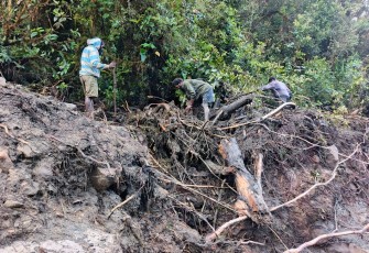 Pasca banjir disertai longsor, sejumlah warga masih melakukan pencarian korban hilang.