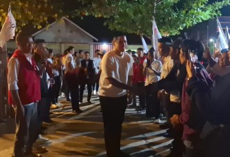 Kaesang menyapa ratusan kader PSI dari seluruh wilayah Solo Raya di Wedangan Mbah Onggo Bejen, Karanganyar, Rabu (16/7/2025) malam.