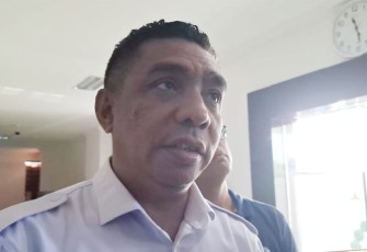 Kajari Karanganyar, Roberth Jimmy Lambila, saat memberikan keterangan kepada wartawan, Jumat (1/8/2025).