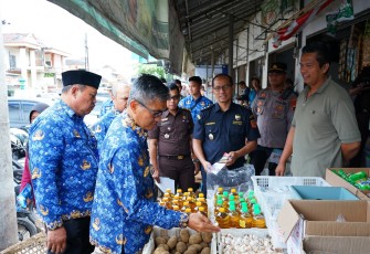 Pj Bupati Karanganyar Timotius Suryadi bersama Kepala Seksi Penyuluhan dan Layanan Informasi Kantor Bea Cukai Surakarta, Muhamad Arif Budiman dan Kepala Disdagperinaker Karanganyar Martadi, mengunjungi  kios pedagang di Pasar Matesih, Senin (17/2/2025).