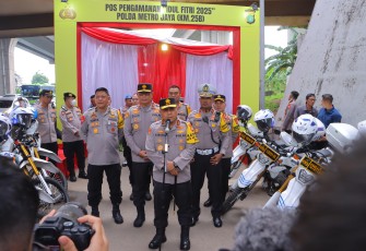 Kapolda Metro Jaya Irjen Pol. Karyoto dan Wakapolda Metro Jaya Brigjen Pol. Djati Wiyoto Abadhy, dalam kegiatan pengecekan Pos Pengamanan (Pospam) KM 25B, Kecamatan Cibitung, Kabupaten Bekasi. Sabtu (5/4/2025).