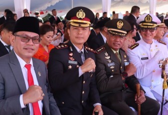Kapolres Bitung AKBP Albert Zai, SIK.,MH bersama Dandim 1310/Bitung, Letkol Czi Hanif Tupen, ST.,MIP, Ketua Pengadilan Negeri Bitung, Johanis Dairo Malo, S.H.,M.H dan Dansatrol VIII Bitung, Kolonel Laut (P) Marvel Marfin saat menghadiri upacara bendera merah putih di Pemkot Bitung