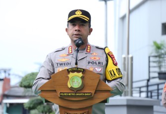 Kapolres Metro Jakarta Barat, Kombes Pol Twedi Aditya Bennyahdi, memimpin apel pagi di halaman Mapolres Metro Jakarta Barat pada Rabu (2/4/2025). 