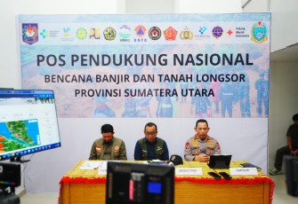Kapolri Jenderal Listyo Sigit Prabowo saat menggelar rapat koordinasi penanganan bencana bersama sejumlah stakeholder terkait di Medan, Sumatera Utara, Minggu (30/11/2025).