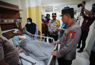 Kapolri Jenderal Polisi Listyo Sigit Prabowo mengunjungi korban ledakan di SMAN 72 Kelapa Gading, Jakarta yang kini dirawat di RSI Cempaka Putih Jakarta, Sabtu (8/11/2025).