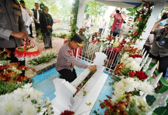 Kapolri Jenderal Listyo Sigit Prabowo saat berziarah ke makam Pahlawan Nasional Marsinah di Kecamatan Sukamoro, Kabupaten Nganjuk, Jawa Timur (Jatim), Sabtu (27/12/2025).