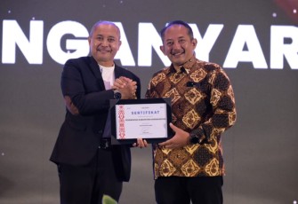 Penyerahan sertifikat penghargaan “Arthasastra Jana” kepada Bupati Karanganyar, Rober Christanto, dalam ajang Cita Loka Fest 2025, di Alila Hotel Solo, Rabu (5/11/2025) malam.