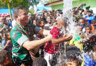 Kasad Jenderal TNI Maruli Simanjuntak, M.Sc., saat meresmikan 37 sumber air bersih dan sejumlah Rumah Tidak Layak Huni (RTLH) yang telah selesai dibangun di Papua Tengah, Rabu (10/12/2025).