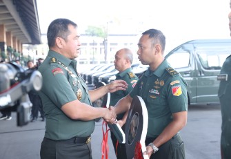 Kasad Jenderal TNI Maruli Simanjuntak, M.Sc., saat menyerahkan bantuan rumah non dinas dan santunan pendidikan kepada para Warakawuri serta prajurit yang mengalami cacat akibat penugasan operasi.
