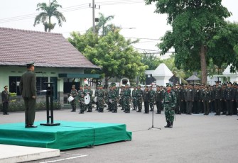 Kasrem 081/DSJ Letkol Inf Meina Helmi pada upacara peringatan Hari Bela Negara ke-77 di Halaman Makorem, Jl. Pahlawan No. 50 Kota Madiun, Jumat (19/12/2025).