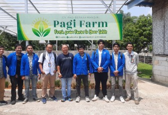 Kegiatan PkM Tim Universitas Pertamina yang dilakukan oleh dosen beserta mahasiswa di pertanian modern PagiFarm, Bogor, Jawa Barat