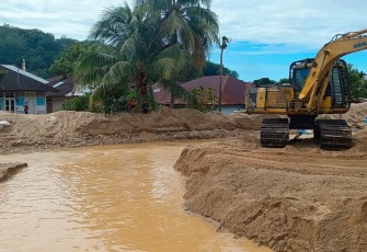 Kegiatan normalisasi Sungai Aek Doras menjadi prioritas dalam penanganan darurat banjir di Kota Sibolga untuk mengembalikan kondisi lingkungan secara bertahap, Kamis (1812). Sumber: BNPB