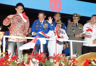 Mendagri Muhammad Tito Karnavian didampingi Ketum TP PKK Tri Tito Karnavian, bersama Wamendagri Ribka Haluk, Wamendagri Bima Arya Sugiarto, serta jajaran pejabat pimpinan tinggi madya Kemendagri, turut serta dalam kendaraan karnaval. 
