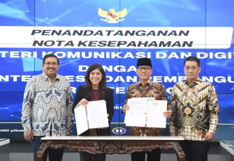 Kemendes dan Kemkomdigi saat Taken Nota Kesepahaman tentang Sinergitas Pemanfaatan Teknologi Komunikasi dan Digital untuk Pembangunan Desa dan Daerah Tertinggal yang ditandatangani dua kementerian ini pada Selasa (21/10/2025).