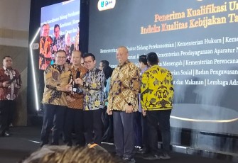 Kemendikdasmen saat Raih Penghargaan Indeks Kualitas Kebijakan Tahun 2025 Kualifikasi Unggul