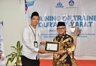 Mendikdasmen, Prof. Abdul Mu’ti saat terima Penghargaan UPZ Award 2025