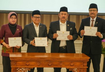 Laporan hasil DTSEN pun ditandatangani oleh Menteri Koordinator Pemberdayaan Masyarakat Abdul Muhaimin Iskandar, Menteri Sosial (Mensos) Saifullah Yusuf, Menteri Perencanaan Pembangunan Nasional  (PPN) atau Badan Perencanaan Pembangunan Nasional (Bappenas) Rachmat Pambudy, dan Kepala Badan Pusat Statistik (BPS) Amalia Adininggar Widyasanti