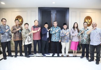 Yassierli saat menerima audiensi Ketua Umum DNIKS A. Effendy Choirie dan jajarannya di kantor Kemnaker, Jakarta, Kamis (18/9/2025).