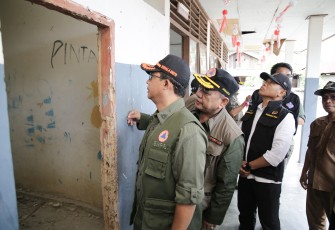 Kepala BNPB Letjen TNI Dr. Suharyanto S.Sos, M.M,. (Baju hijau rompi hijau) saat meninjau kerusakan pascagempa di Sekolah SDN 1 Tangkura, Kecamatan Poso Pesisir Selatan, Kabupaten Poso, Sulawesi Tengah, Selasa (19/8).
